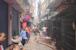  वाराणसी: शार्ट सर्किट से दवा की दुकान में लगी भीषण आग, लाखों का नुकसान