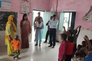 बहराइच: बच्चों को नहीं वितरित किया गया फल, जिलाधिकारी ने प्रधानों से मांगा स्पष्टीकरण