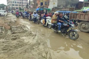 अयोध्या: चौंकिए नहीं, यह गांव की सड़क नहीं निर्माणाधीन रामपथ है.. खोदाई से निकली बलुई मिट्टी बनी संकट