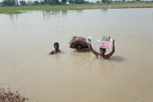 रायबरेली: चेतावनी बिंदु के पार पहुंचा गंगा का जलस्तर, पलायन करने को मजबूर हुए ग्रामीण