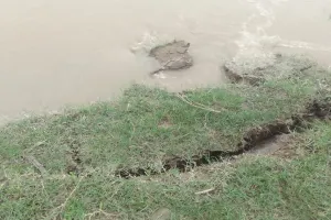 अयोध्या: सरयू का जलस्तर घटने से कटान हो रही तेज, पूरा में संकट