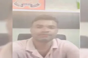 आगरा: पुलिस चौकी में युवक ने दरोगा की कुर्सी पर बैठकर बनाया रील, वीडियो वायरल