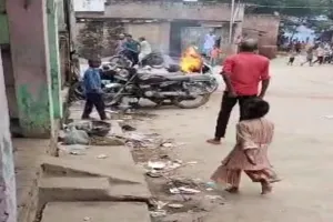 बहराइच: बाइक में अचानक लगी आग, जलकर हुई राख, Video वायरल