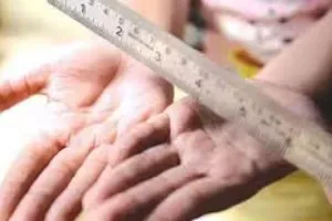  लखनऊ: गलती होने पर शिक्षामित्र ने मासूम बच्चे को जमकर पीटा, छात्र की बिगड़ी हालत