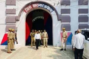 अयोध्या: रक्षाबंधन के दिन डीएम और एसएसपी का जेल पर छापा