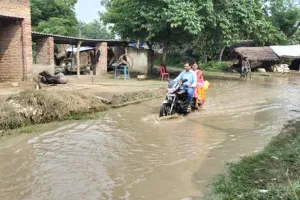 अयोध्या: आस्तीक आश्रम सम्पर्क मार्ग गड्ढों में तब्दील, चोटिल हो रहे लोग