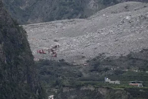 चीन के शानक्सी में भूस्खलन से दो लोगों की मौत 16 लापता 