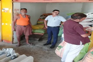 बहराइच: जिला कृषि अधिकारी के पहुंचते ही दुकान बंद कर भागा दुकानदार, लाइसेंस निलंबित