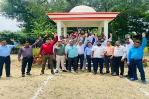 बहराइच: बायोमेट्रिक हाजिरी के विरोध में शिक्षकों का धरना, काली पट्टी बांधकर जताया विरोध