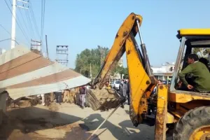 खटीमा: प्रशासन ने एनएच किनारे जेसीबी से हटाया अतिक्रमण 