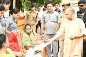 जनता दर्शन में बोले सीएम योगी- पैसे के अभाव में  नहीं रुकेगा जरूरतमंदों का इलाज