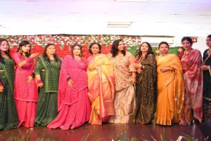 अब के सावन ऐसे बरसे, बह जाए रंग, मेरी चुनर से...