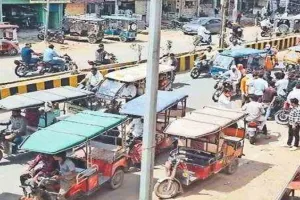 लखनऊ: यातायात पुलिस को चकमा दे रहे बिना नंबर के ई-रिक्शे, चौराहों पर फैला रहे अव्यवस्था