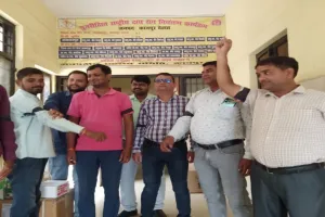 लखनऊ : काला फीता बांधकर टीबी कर्मचारियों ने दर्ज कराया विरोध