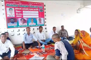 बहराइच: छुट्टा मवेशियों से निजात के लिए धरने पर बैठे किसान, आश्वासन पर भी नहीं पकड़े गए मवेशी