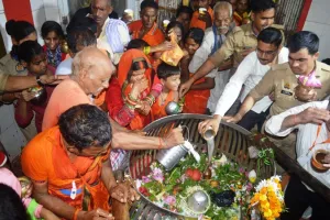 अयोध्या: नागपंचमी पर जलाभिषेक को मंदिरों में लगा श्रद्धालुओं का तांता 