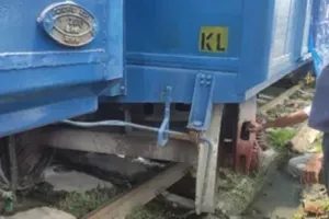 सोनभद्र: मालगाड़ी की कपलिंग टूटी, दो हिस्से मे बंटी