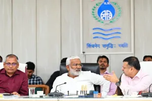 बाढ़ की स्थिति पर अधिकारी, कर्मचारी सतत बनाये रखें निगरानी: स्वतंत्र देव सिंह