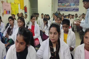 बहराइच: 150 छात्राओं को मिला जीडीए नर्सिंग प्रमाण पत्र, बोले डॉक्टर गयास- डिग्री का बेहतर उपयोग करें छात्राएं