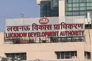 लखनऊ: प्राग नारायण रोड पर निर्माणाधीन भवन को एलडीए ने किया सील, जानें वजह