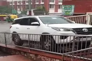 अच्छा हुआ ये बुलडोज़र से नहीं गये थे…, मंत्री धर्मपाल ने प्लेटफॉर्म के अंदर घुसा दी कार तो अखिलेश ने ली चुटकी 