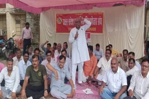 अयोध्या: शिक्षणेत्तर संघ ने डीआईओएस दफ्तर पर धरना दे भरी हुंकार, मांगे नहीं मांगी गई तो होगा बड़ा आन्दोलन