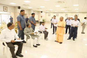 जन शिकायतों के प्रति संवेदनशील रहें अधिकारी, करें त्वरित निस्तारण : CM Yogi  