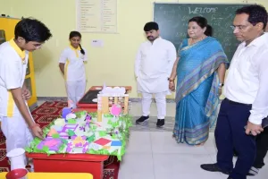 BVB Exhibition : बीएसए ने देखा बच्चों का हुनर, कहा - रचनात्मकता से बढ़ती है बच्चों की क्षमता 