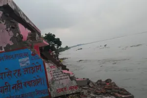 Video - देखते ही देखते सरयू नदी में समाया सरसंडा का पंचायत भवन 