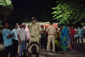 बरेली: शराब तस्करों के खिलाफ खोला मोर्चा, घेरा थाना