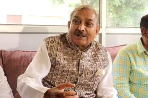 मोदी सरनेम मामला : कांग्रेस नेता प्रमोद तिवारी ने बांटी मिठाई, कहा - सत्य परेशान हो सकता है पराजित नहीं 