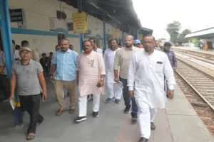 हरदोई : प्रधानमंत्री के वर्चुअल कार्यक्रम से पहले सांसद ने किया स्टेशन का निरीक्षण 