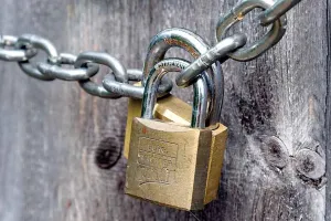 हल्द्वानी: जमा पूंजी लेने पहुंचे तो संस्था के दफ्तर पर लगा मिला ताला