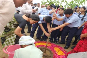 मंडलायुक्त ने छात्र-छात्राओं के साथ किया पौधरोपण, कहा - जनता के जुड़ने से आएगी अभियान में जान 