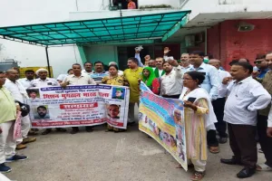 कंपनियों की ठगी का शिकार लोगों ने किया प्रदर्शन, कहा - जमाकर्ताओं की डूबी रकम दिलाएं वापस