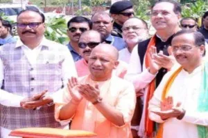 लखनऊ: CM Yogi ने अमृत वाटिका में रोपा पौधा, अमृत स्तंभ का भी किया लोकार्पण 