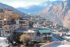 जोशीमठ: हेलंग में भूस्खलन प्रभावित इलाके में इमारत ढही, SDRF ने तीन लोगों को बचाया