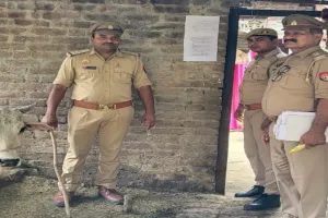 सीतापुर : धोखाधड़ी के अभियुक्त की मुनादी पिटवा कर हुई कुर्की की कार्रवाई 