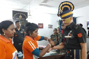 हल्द्वानी: सेना के जवानों को बांधी राखी, लिया रक्षा का वचन