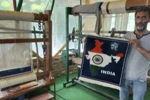 स्वतंत्रता दिवस: कश्मीरी बुनकर ने बनाई  तिरंगे में भारत के मानचित्र वाली कालीन 
