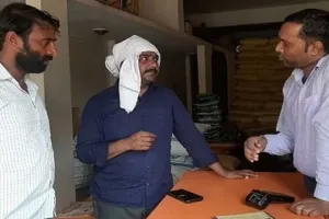 अलीगढ़ : खुद किसान बन जिला कृषि अधिकारी पहुंचे खाद-बीज की दुकान, मिली गड़बड़ी, पांच दुकानें निलंबित