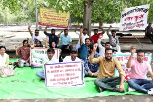 69000 शिक्षक भर्ती: SC आदेश के बाद भी नहीं मिली नियुक्ति, लखनऊ में धरना देने पर मजबूर हुए सैकड़ों अभ्यर्थी