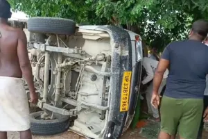 रायबरेली : अनियंत्रित पिकअप पेड़ से टकराकर पलटी, 30 घायल 