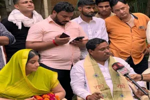 इटावा : सांसद की सजा पर रोक के फैसले से भाजपाई खुश, एक दूसरे को मिठाई खिलाकर कर रहे खुशी का इजहार