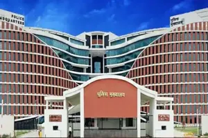 लखनऊ : पुलिस मुख्यालय परिसर में एनडीआरएफ जवानों ने लगाए पौधे