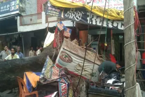 गोंडा : रेस्टोरेंट पर गिरा नीम का पेंड़, बिजली का पोल भी हुआ धराशायी‌