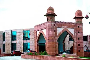 लखनऊ : भारतीय परंपराओं को समाहित करके ही श्रेष्ठ ज्ञान की परिकल्पना संभव