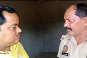 प्रतापगढ़ : पंचायत प्रतिनिधि के मकान में स्मैक पीने पर दरोगा से नोंक-झोंक, वीडियो वायरल