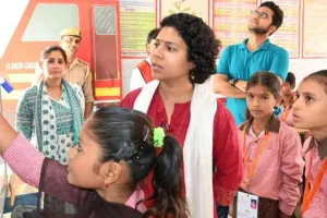 Banda News: DM ने विद्यालय के निरीक्षण में परखी शैक्षिक गुणवत्ता, गंदगी देख चढ़ा पारा, कमजोर बच्चों के लिए ये बोली