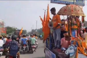 बरेली: माथे पर त्रिपुण्ड हाथों में गंगाजली और नंदी ध्वज के साथ निकाली नाथ नगरी जलाभिषेक समिति ने शोभायात्रा 